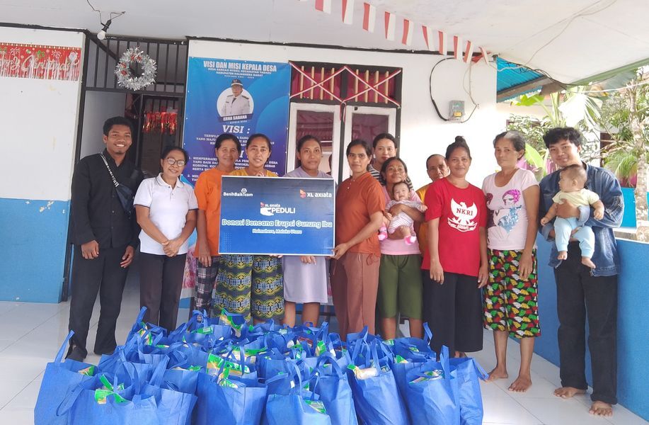 BANTUAN -- Tim XL Axiata saat menyerahkan bantuan untuk korban bencana erupsi Gunung Ibu di Kabupaten Halmahera Barat, Maluku Utara.

