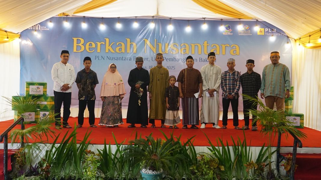 BERKAH NUSANTARA -- Manajer PLN Nusantara Power Unit Pembangkitan Bakaru, Yan Suprayogi (kanan) foto bersama Camat Soreang, Awaluddin (kiri) dan warga penerima bantuan Berkah Nusantara dan dan Bukber yang digelar pada hari Selasa, 18 Maret 2025.