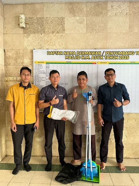 BERSIH-BERSIH -- Tim Vasakan Hotel Makassar foto bersama sesaat sebelum melakukan kegiatan bersih-bersih di Masjid HM Asyik.
