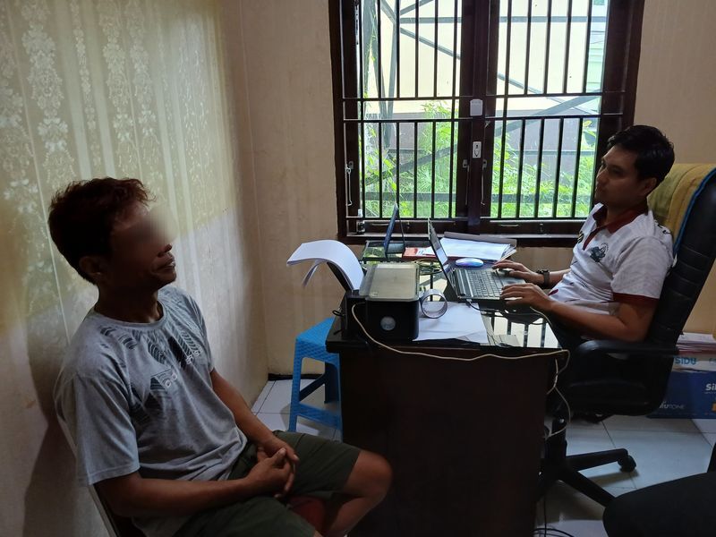 DIPERIKSA --   Seorang pria berinisial KH alias Vn (43) oknum ASN yang menguasai sabu-sabu di BTN Kunimoto Indah Graha, Desa Taccorong, Kecamatan Gantarang saat diperiksa penyidik, Senin (10/3