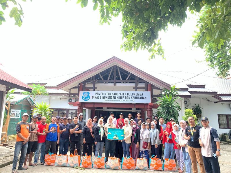 BANTUAN -- Bank BNI Kantor Cabang (KC) Bulukumba menyalurkan bantuan kepada Petugas Kebersihan Kabupaten Bulukumba dalam semangat kepedulian dan berbagi di bulan ramadan. 
