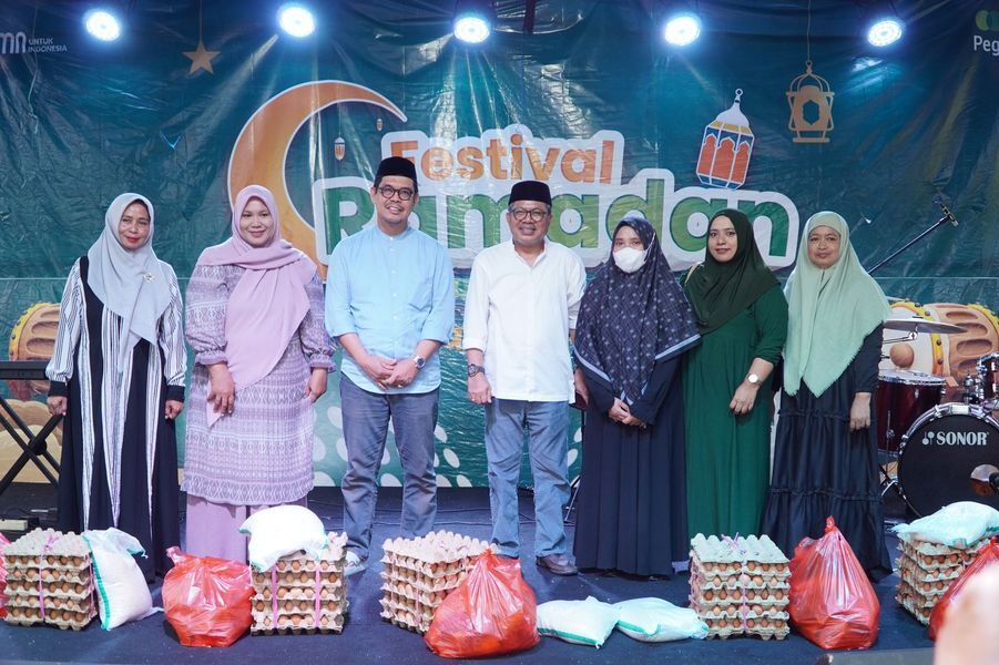 BUKBER -- Wakil Bupati Bulukumba Andi Edy Manaf menghadiri buka puasa bersama dengan pelaku UMKM, anak-anak Panti Asuhan (PA) dan warga pesisir di pelataran Pasar Sentral Bulukumba, Sabtu (22/3).
