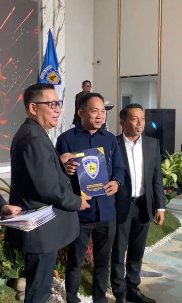 KETUA IMI -- Ketua Ikatan Motor Indonesia (IMI) Sulsel Rusdi Masse (RMS) menunjuk Nurhidayat Kurnia alias Omy sebagai Ketua IMI Kabupaten Bulukumba.

