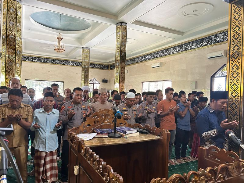 SALAT GAIB -- Polres Bulukumba melaksanakan salat gaib dan mendokan para almarhum tiga personel Polri yang gugur saat melaksanakan tugas di wilayah Polda Lampung. Salat Gaib berlangsung di Masjid Namirah Polres Bulukumba dipimpin Imam Masjid Namirah, Selasa (18/3).
