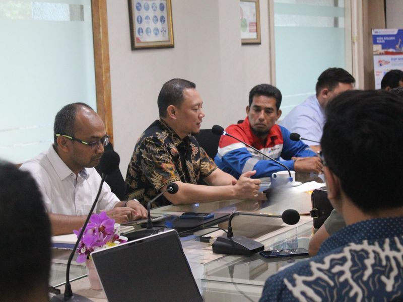 DIALOG -- Pimpinan PT PTK sedang berdialog dengan para pekerja PTK.
