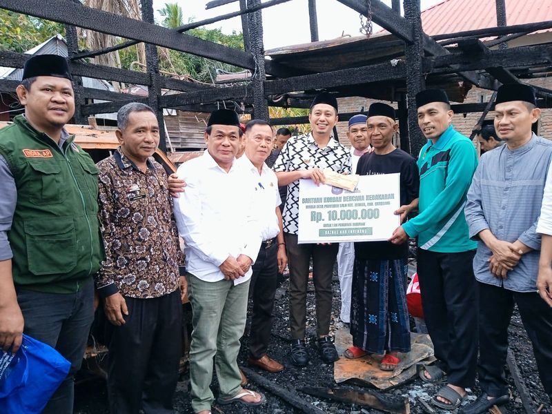 BANTUAN -- Bupati Enrekang H Yusuf Ritangnga menyerahkan bantuan kepada korban kebakaran di Dusun Mattirowali, Desa Patondonsalu, Kecamatan Maiwa, Jumat (21/3). 

