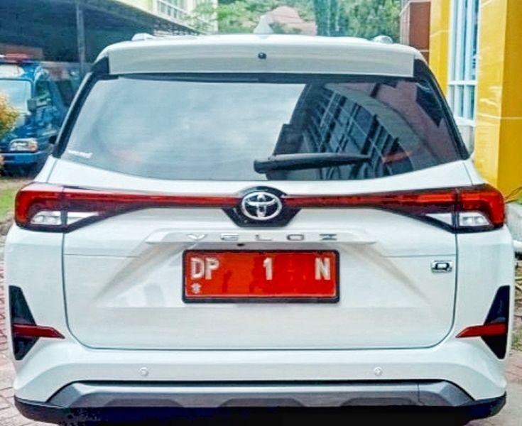 PRIBADI -- Bupati Enrekang H Yusuf Ritangnga menggunakan mobil pribadi untuk pelayanan sementara. Randis baru Toyota Fortuner telah tiba di Enrekang sejak, Rabu (19/3).
