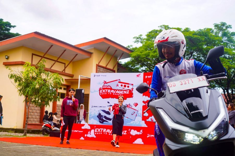 EXTRAVAGENZ -- Tim Instruktur Safety Riding Asmo Sulsel, Wanny sedang menunjukkan cara berkendara yang aman kepada siswa SMA pada kegiatan ExtravagenZ School yang digelar Asmo Sulsel di salah satu sekolah di Makassar.