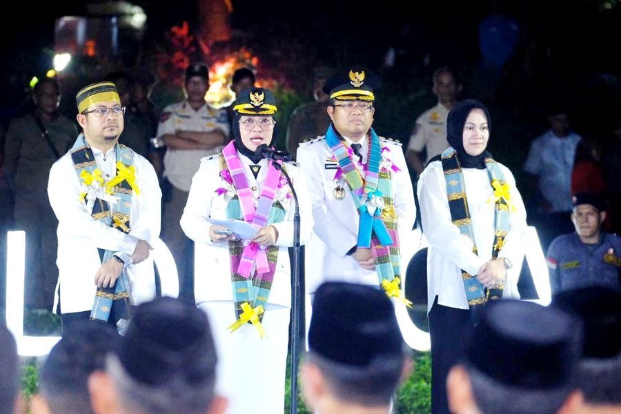 IST 
FOKUS -- Bupati Gowa, Sitti Husniah Talenrang dan Wabup Darmawangsyah Muin didampingi pasangan masing-masing saat menyampaikan pidato penyambutannya di halaman Museum Istana Balla Lompoa. 

