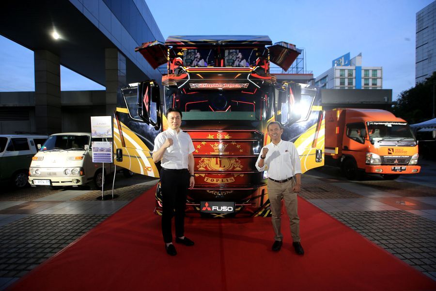 FUSO -- Mr Kei Kubota, Sales & Marketing Director PT Krama Yudha Tiga Berlian Motors (kiri) dan Aji Jaya, Sales & Marketing Director PT Krama Yudha Tiga Berlian Motors, foto bersama di depan unit Fuso.