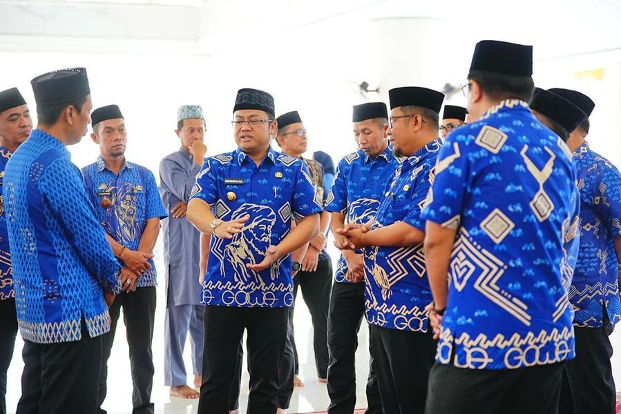 IST
JUM'AT IBADAH -- Wabup Gowa Darmawangsyah Muin saat menyampaikan arahannya dalam momen Jum'at Ibadah di Masjid Agung Syekh Yusuf Sungguminasa. 

