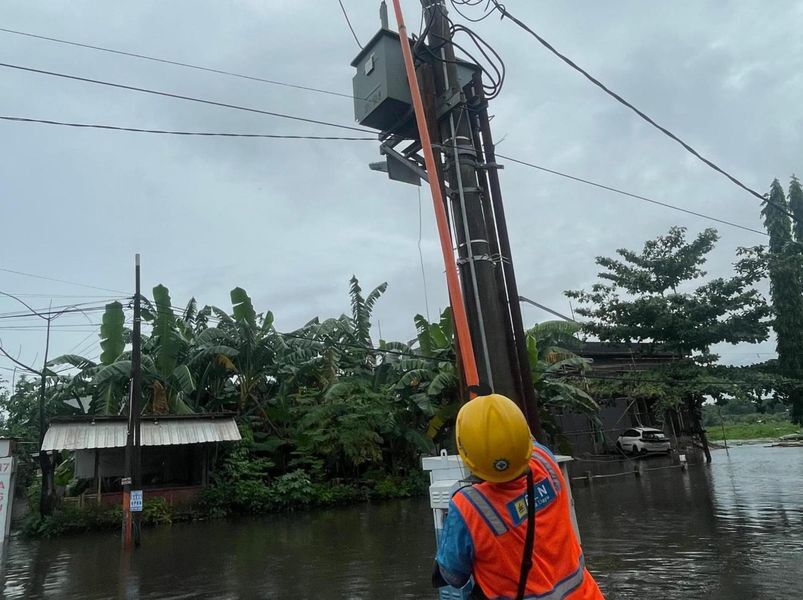 KEANDALAN -- Petugas PLN saat melakukan pengamanan pasokan listrik. Apabila terjadi gangguan pelanggan dapat menghubungi PLN melalui aplikasi PLN Mobile.
