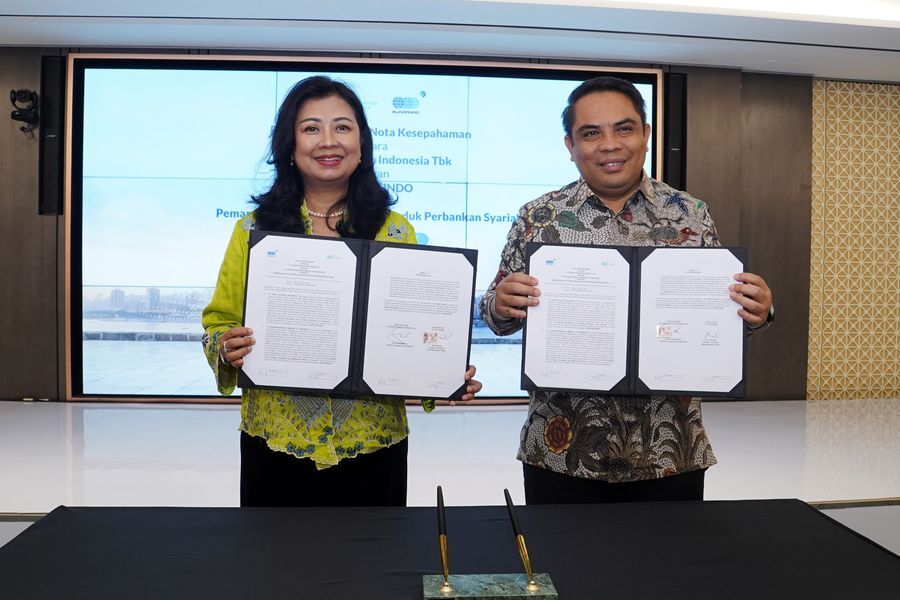 KERJA SAMA -- Direktur Sales & Distribution BSI, Anton Sukarna (kanan) bersama pihak Sucifindo menunjukkan naskah kerja sama yang telah ditandatangani kedua belah pihak.
