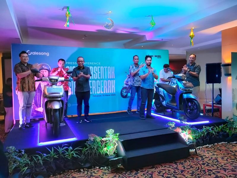 LAUNCHING -- General Manager Indomobil, Andre Tambajong (kiri) Chief Executive Officer (CEO) Automotive Galesong Group, Endro Nugroho (tiga dari kiri) bersama tim Indomobil dan Galesong Group, foto bersama di sela melakukan launching produk motor elektrik Adora.
