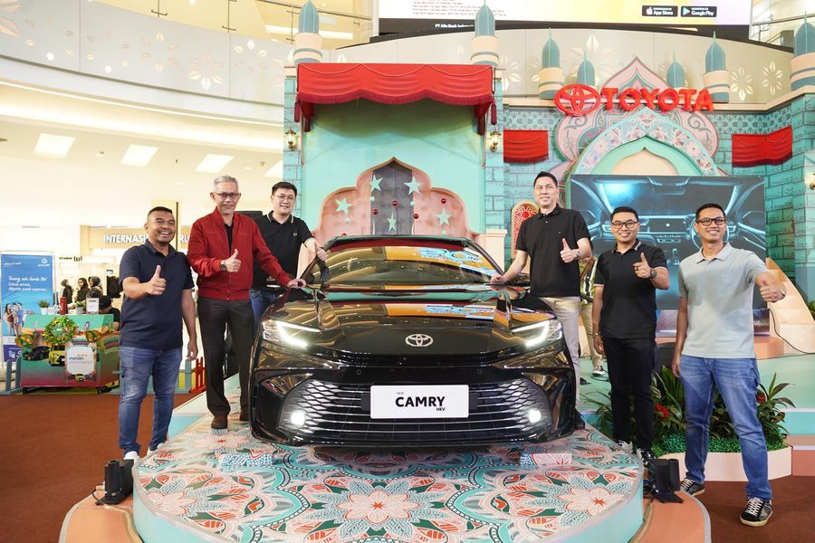LAUNCHING -- Jajaran manajemen Kalla Toyota saat melaunching mobil New Camry Hybrid di area Ramadhan Sale Kalla Toyota, Trans Studio Mall Makassar.

