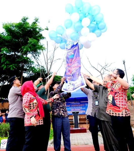 IST
LAUNCHING -- Bupati Gowa, Wabup, dan Forkopimda melepaskan balon gas ke udara tanda melaunching program 'Annangkasi' dilaksanakan. 
