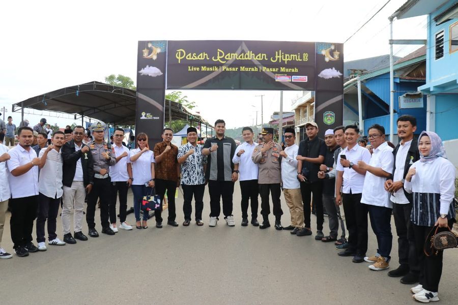 SAFARI RAMADAN -- Bupati Luwu Timur, H Irwan Bachri Syam menyambut kunjungan safari ramadan Ketua Umum BPD HIPMI Sulsel Andi Amar Ma’ruf Sulaiman, di Rumah Jabatan Bupati, Minggu (23/3). 
