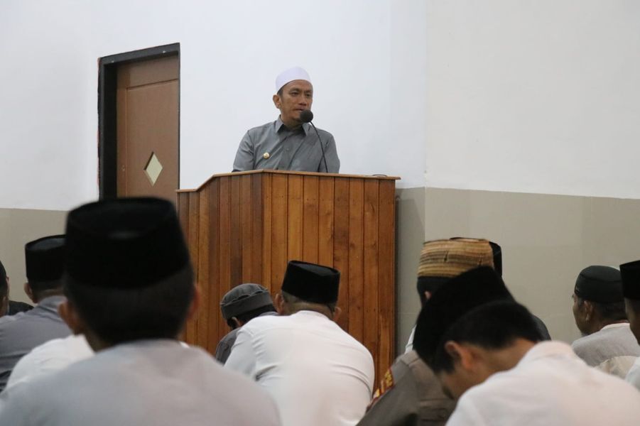BANTUAN --  Bupati Luwu Timur, H. Irwan Bachri Syam menyampaikan sambutan usai menyerahkan memberikan bantuan sebesar Rp 500 juta untuk penyelesaian pembangunan Masjid Al Hijrah, Desa Lioka, Kecamatan Towuti.
