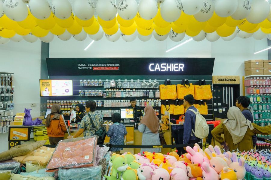 MIDNIGHT SALE -- Suasana midnight sale yang digelar di MaRI dan Nipah Park
