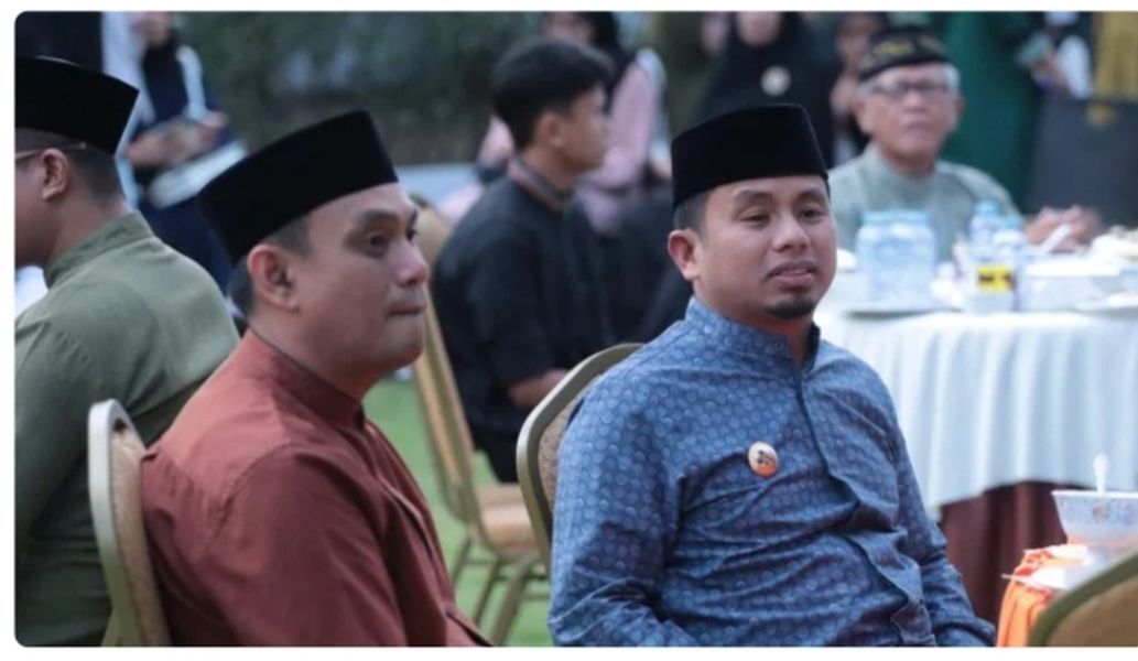 BUKBER -- Wali Kota Parepare H Tasming Hamid (kanan) didampingi Wakil Wali Kota Hermanto disela-sela buka puasa bersama di Rujab Wali Kota, Minggu, (23/3).  
