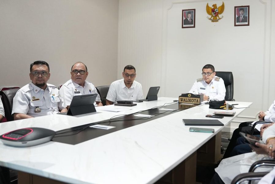 ist
RAKOR--Wali Kota Makassar Munafri Arifuddin mengikuti rakor Forkopimda Sulawesi Selatan bersama bupati dan wali kota se-Sulsel.Rapat yang digelar secara virtual di kantor bali kota ini membahas berbagai aspek penting, mulai dari stabilitas keamanan, ketahanan pangan, hingga antisipasi kenaikan harga bahan pokok.Fokus utama juga diberikan pada kelancaran arus mudik, yang menjadi perhatian serius menjelang puncak perayaan.
