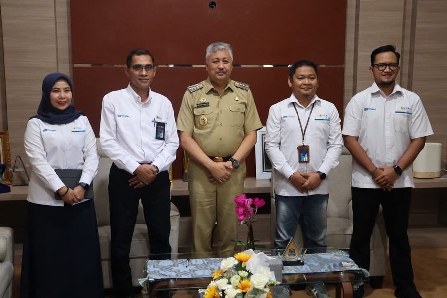 AUDENSI -- Bupati Pinrang, HA Irwan Hamid  menerima audiensi Manager Unit Pelaksana Pelayanan Pelanggan (UP3) PT PLN Pinrang, Dadang Wahyudi beserta jajaran di ruang kerjanya, Senin (10/3).
