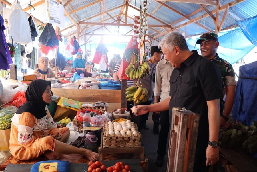 OPERASI PASAR -- Bupati Pinrang, HA Irwan Hamid bersama unsur Forkopimda Kabupaten Pinrang menggelar operasi pasar di Pasar Sentral Pinrang, Minggu (2/3). Irwan menyempatkan diri berbincang dengan para pedagang. 
