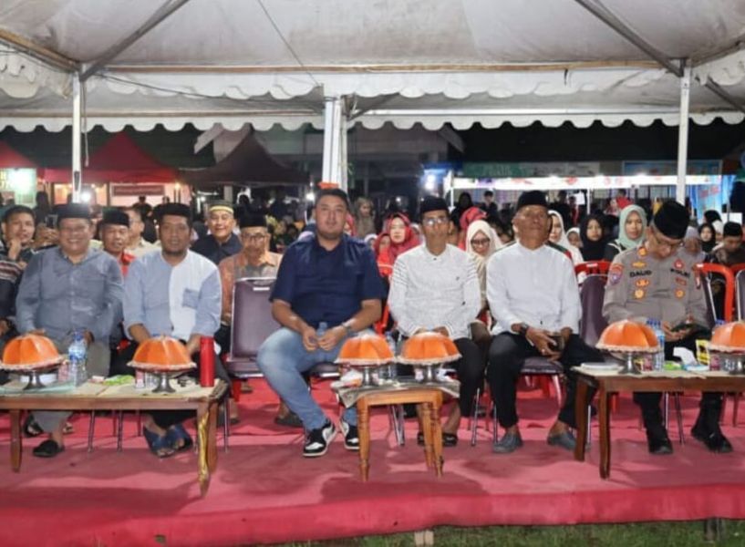 KAMPUNG RAMADAN -- Kepala Dinas Pendidikan dan Kebudayaan (Kadisdikbud) Kabupaten Pinrang, A Matjtja mewakili Bupati Pinrang sesaat sebelum membuka secara resmi kegiatan Kampung Ramadan di Lasinrang Park,  Sabtu (8/3).
Dalam 