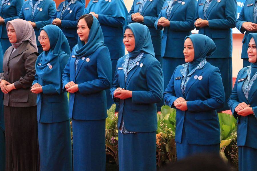 LANTIK -- Istri Bupati Bulumkumba Andi Herfida Muchtar rfesmi menjabat sebagai sebagai  Ketua Tim Penggerak Pemberdayaan dan Kesejahteraan Keluarga (TP PKK) dan Ketua Dekranasda Bulukumba usai oleh Ketua TP PKK Provinsi Sulsel, Naoemi Octarina  di Baruga Pattingalloang Rujab Gubernur Sulsel, Selasa (11/3).
