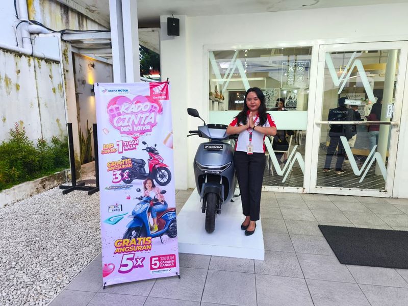 PROMO -- Tim marketing Asmo Sulsel siap membantu dan melayani masyarakat yang akan membeli unit motor listrik merek Honda.
