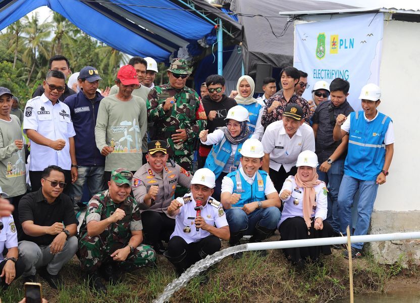 RESMIKAN -- Jajaran Manajemen PT PLN (Persero) UID Sulselrabar dan segenap unsur Forkopimda Kabupaten Sindereng Rappang, Provinsi Sulawesi Selatan meresmikan secara simbolis program Electrifying Agriculture (EA) untuk terus mendukung program pemerintah dalam mewujudkan swasembada pangan.

