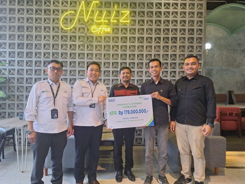 SALURKAN MLT -- Tim manajemen BPJS Ketenagakerjaan Palopo sedang menyalurkan program MLT kepada salah seorang pekerja dan peserta BPJS Ketenagakerjaan Cabang Palopo.

