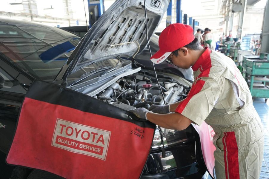 SERVIS -- Teknisi Kalla Toyota sedang melakukan servis mobil dari konsumen setia Kalla Toyota yang akan melakukan mudik ke kampung halamannya.
