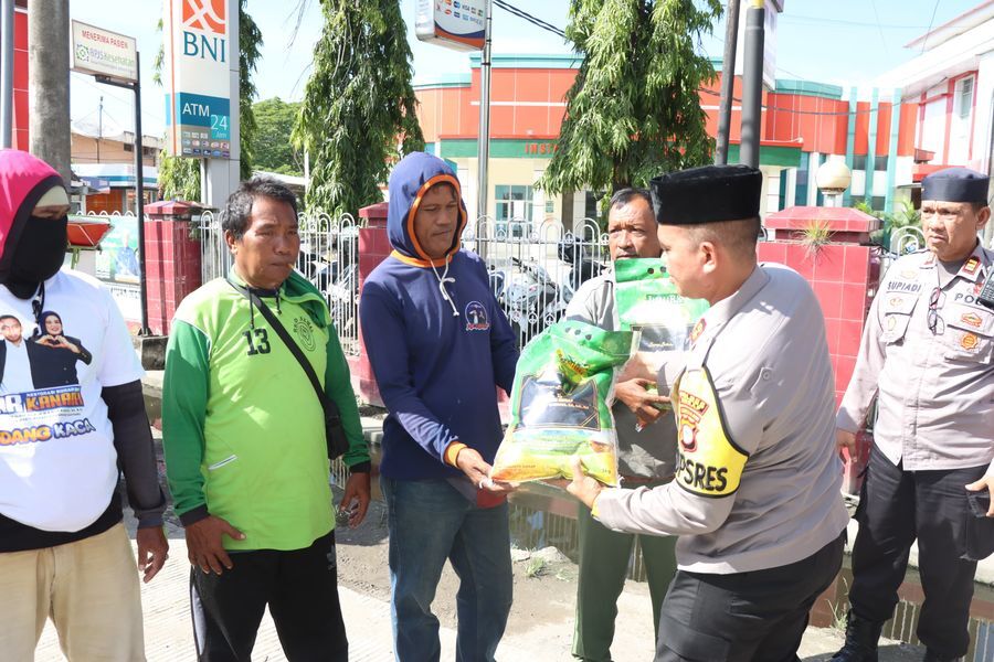 JUMAT BERKAH -- Kapolres Sidrap AKBP Fantry Taherong menggelar Jumat Berkah berbagi beras sebagai bentuk kepedulian kepada masyarakat yang membutuhkan di sejumlah lokasi di Kota Sidrap.  
