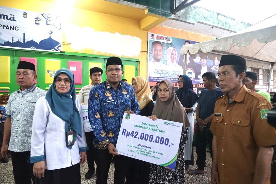 SANTUNAN -- Tiga ahli waris peserta BPJamsostek menerima santunan Jaminan Kematian (JKM) dalam kegiatan Safari Ramadan yang digelar Pemkab Sidrap di Kecamatan Pitu Riase, Senin (17/3).
