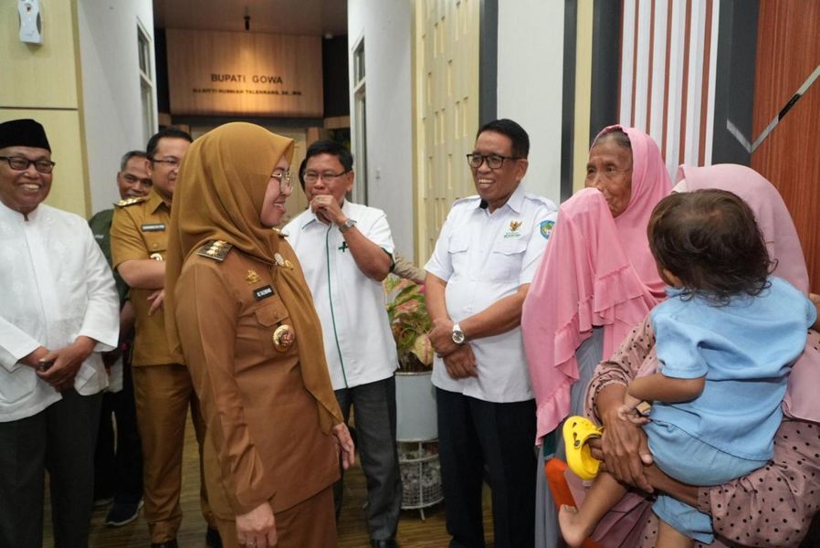 IST
SIMBOLIS -- Bupati Gowa, Husniah Talenrang menyerahkan paket sembako secara simbolis kepada masyarakat miskin ekstrem yang merupakan sumbangsih Baznas Gowa. 
