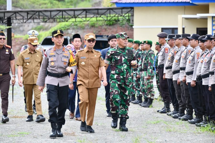 APEL PASUKAN -- Bupati Soppeng Suwardi Haseng bersama Wakil Bupati Selle KS Dalle menghadiri Apel Gelar Pasukan Operasi Ketupat 2025 yang diselenggarakan Polres Soppeng baru-baru ini. 
