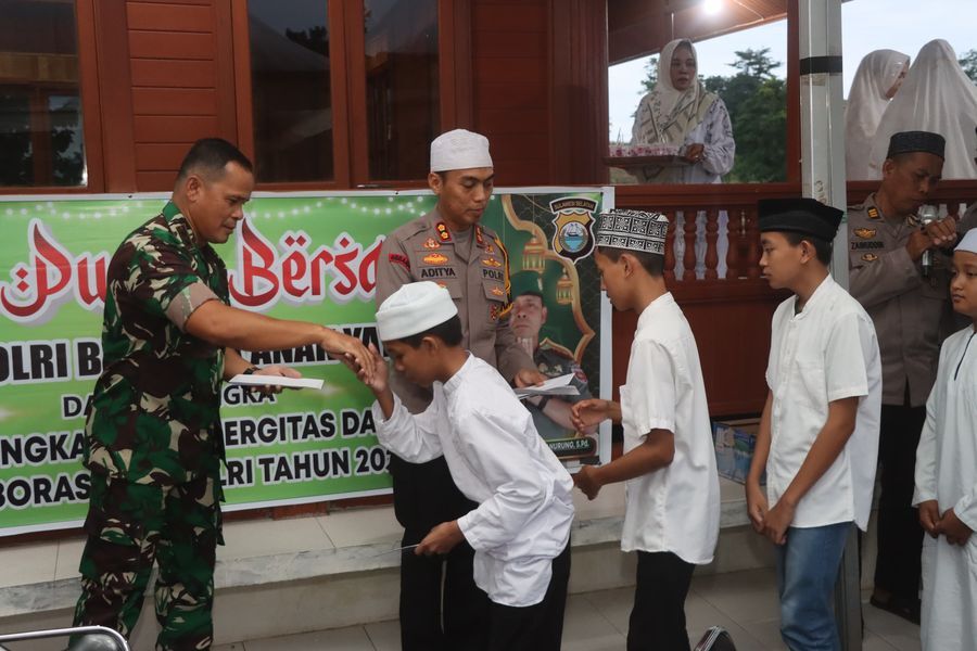 BUKA PUASA BERSAMA -- TNI-Polri menggelar acara buka puasa bersama anak yatim dilanjutkan malam Nuzulul Quran di Masjid Al-Aqso 2003 Polres Soppeng, Senin  (17 /3). 
