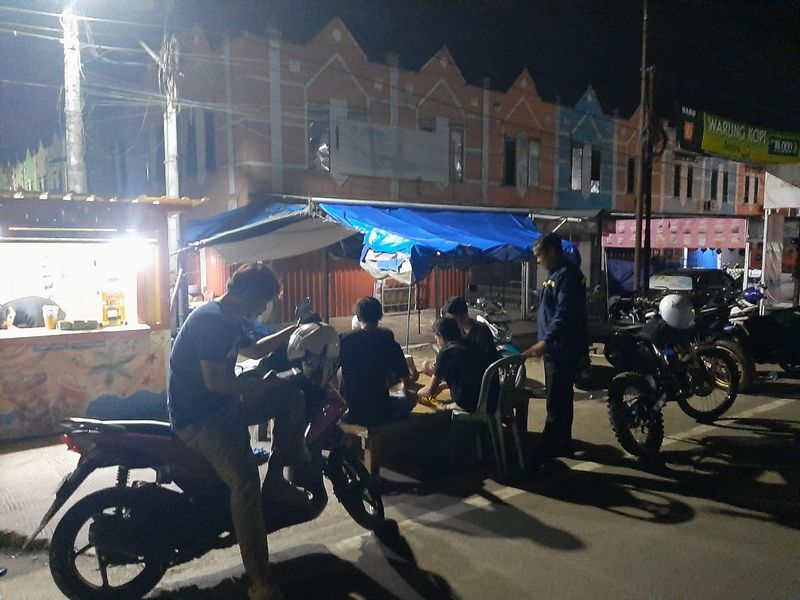 PATROLI -- Petugas piket Polres Soppeng melaksanakan patroli sahur dan menemukan kerumunan remaja di sebuah lokasi pada Kamis (13/3)
