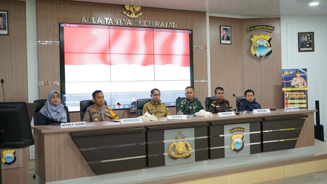 PENGAMANAN -- Rakor lintas sektoral tingkat Kabupaten Soppeng dilaksanakan di Aula Tanya Sudhirajati Mapolres Soppeng, Selasa (18/3). Rapat membahas kesiapan pengamanan Hari Raya Idul Fitri 1446 H/2025 M di wilayah Kabupaten Soppeng.