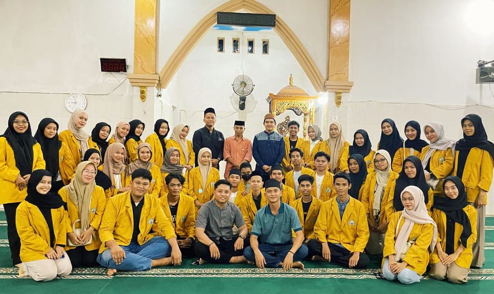SAFARI RAMADAN -- Himpunan Mahasiswa Prodi Manajemen  Universitas Lamappapoleonro (HMPM Unipol)  menggelar kegiatan safari ramadan di  Masjid Nurul Yaqin Laijo Desa Labessi Kecamatan Marioriwawo, Sabtu (22/3). Kegiatan 