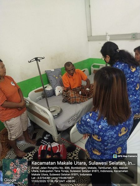 BANTUAN -- Kepala Dinas Sosial Tana Toraja, Adriana Saleng mengunjungi Joni Misa (53) warga Ratte Buttu, Kecamatan Bonggakaradeng yang sedang menjalani perawatan intensif di RSUD Lakipadada, Senin (17/3). 
