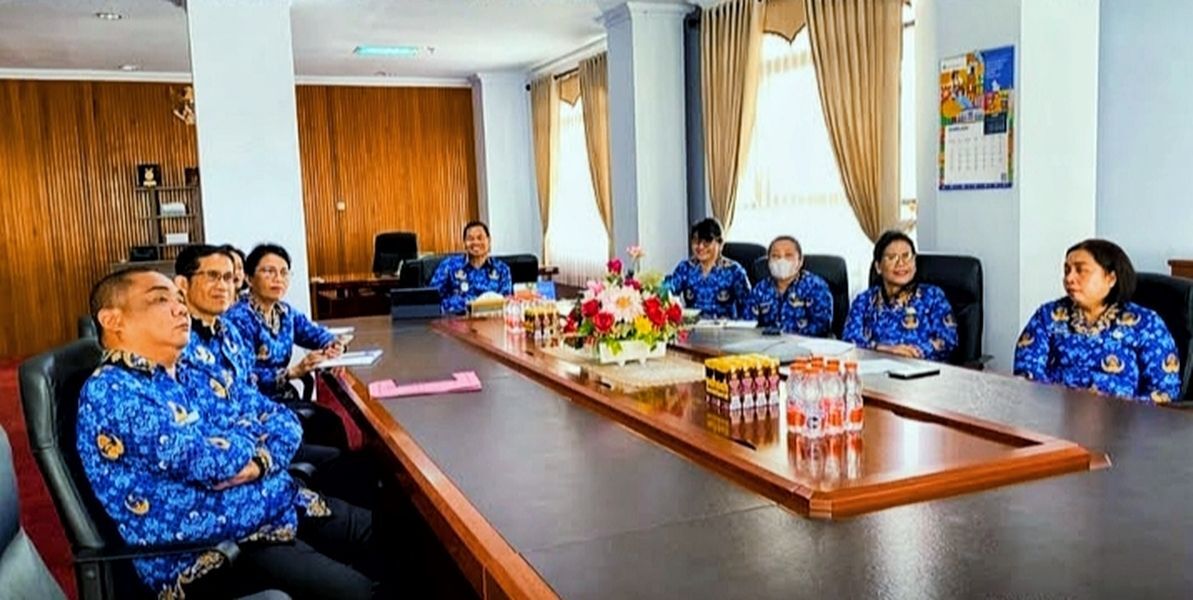 RAKOR -- Wabub Tana Toraja, Erianto Laso' Paundanan mengikuti Rakor dengan Mendagri Tito Karnavian. di ruang kerjanya, Senin (17/3).  
