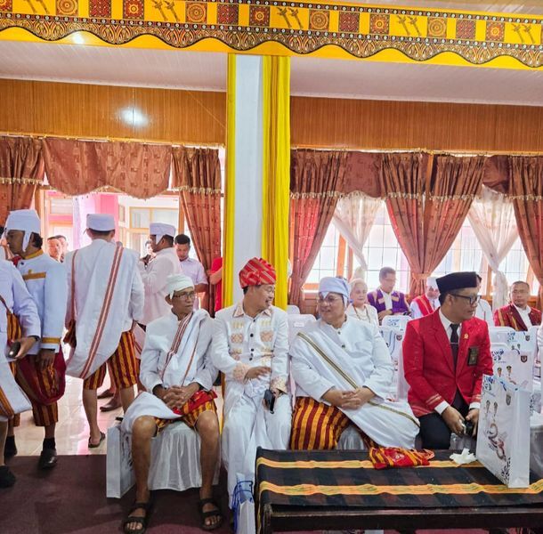 HADIRI -- Wakil Bupati Tana Toraja, Erianto Laso' Paundanan saat menghadiri HUT Mamasa ke-23.
Selasa (11/3).  