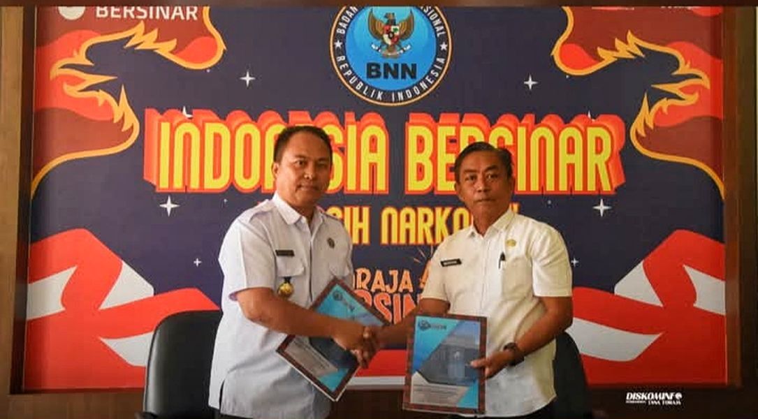 TEKEN KERJASAMA -- Pemkab Tana Toraja melalui Dinas Komunikasi Informatika dan Persandian melakukan penandatanganan kerjasama (MoU) dengan BNN Tana Toraja di Kantor BNN Tana Toraja, Rabu (12/3).