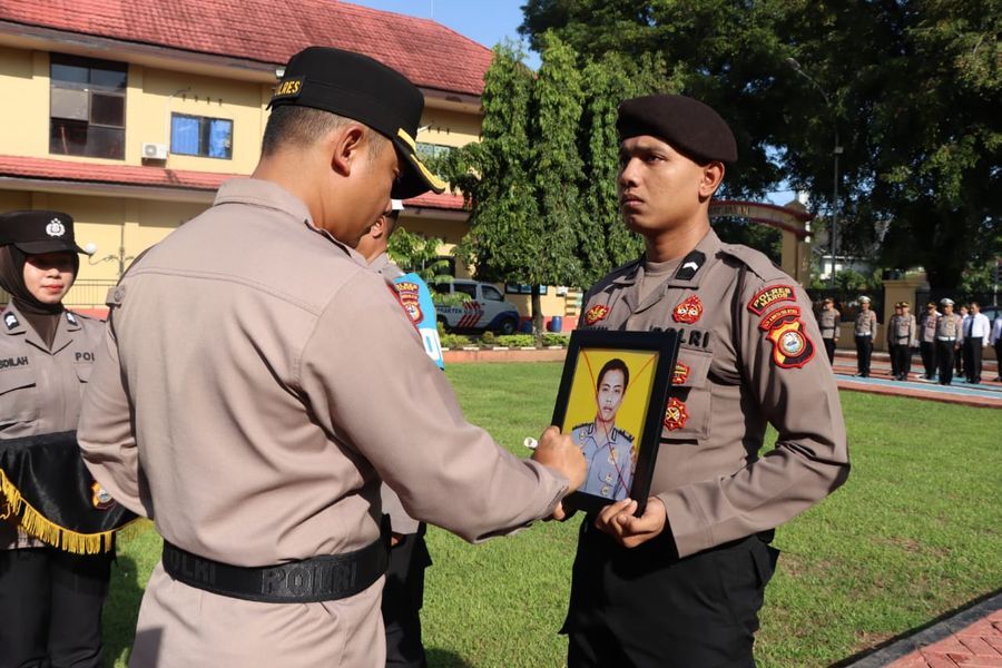 UPACARA PTDH -- Kapolres Maros, AKBP Douglas Mahendraja saat memimpin upacara PTDH terhadap salah seorang personelnya.

