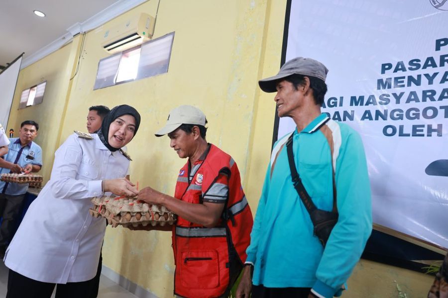 ist
HADIRI--Wakil Wali Kota Makassar, Aliyah Mustika Ilham, menghadiri acara penyaluran paket pasar murah yang diselenggarakan oleh Persekutuan Kaum Bapak Gereja Toraja (PKBGT) Jemaat Sudiang,kemarin.
