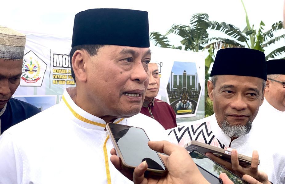 IST
BERI KETERANGAN--Anggota DPR RI selaku Ketua Pembina Yayasan Pendidikan Pesantren Modern Cendekia Puruhita Ma’had Manailil Ulum GUPPI Samata Prof Dr HAM Nurdin Halid memberikan keterangan usai melakuan peletakan batu pertama