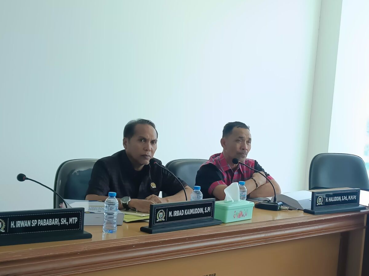 PIMPIN RAPAT -- Wakil Ketua Komisi I DPRD Sulbar, Irbad Kaimuddin dan Sekretaris Komisi I, H Haluddin ketika memimpin rapat bersama para anggota Komisi I DPRD Sulbar dan mitra kerjanya.