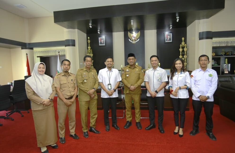 FOTO BERSAMA -- Kepala BPJS Ketenagakerjaan Kantor Cabang Palopo, Haryanjas Pasang Kamase (empat dari kiri) dan Bupati Luwu, H Patahudding (empat dari kanan) foto bersama dengan para staf usai melakukan audiensi.